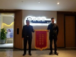 新思路裝飾怎么樣？業主送的錦旗就是答案！